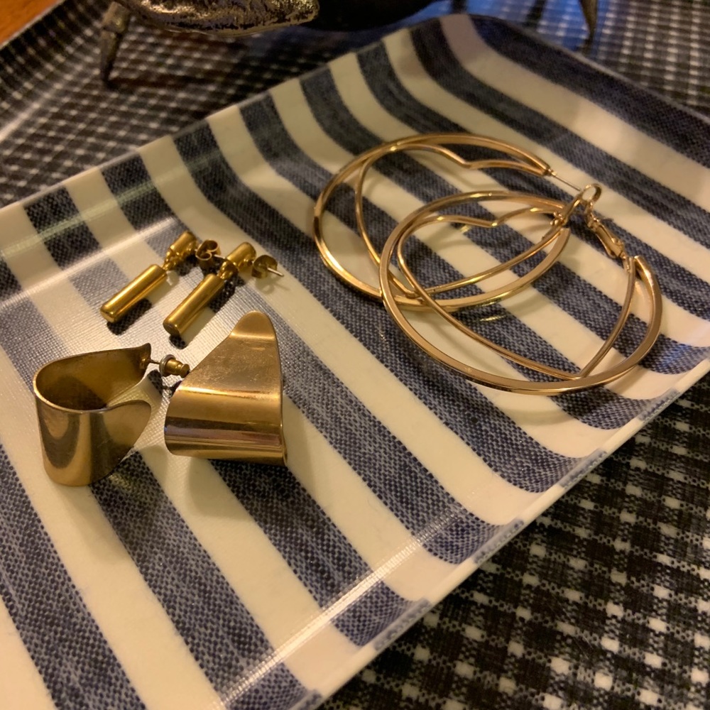 Classic minimalist gold tone vintage earrings set - Picture 2 of 7